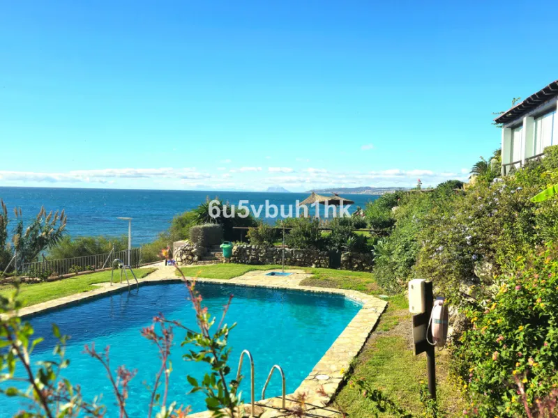 Located in the established Bahia Azul urbanisation, this traditional Spanish house offers an excellent opportunity to acquire a property with direct access to the beach and communal amenities.