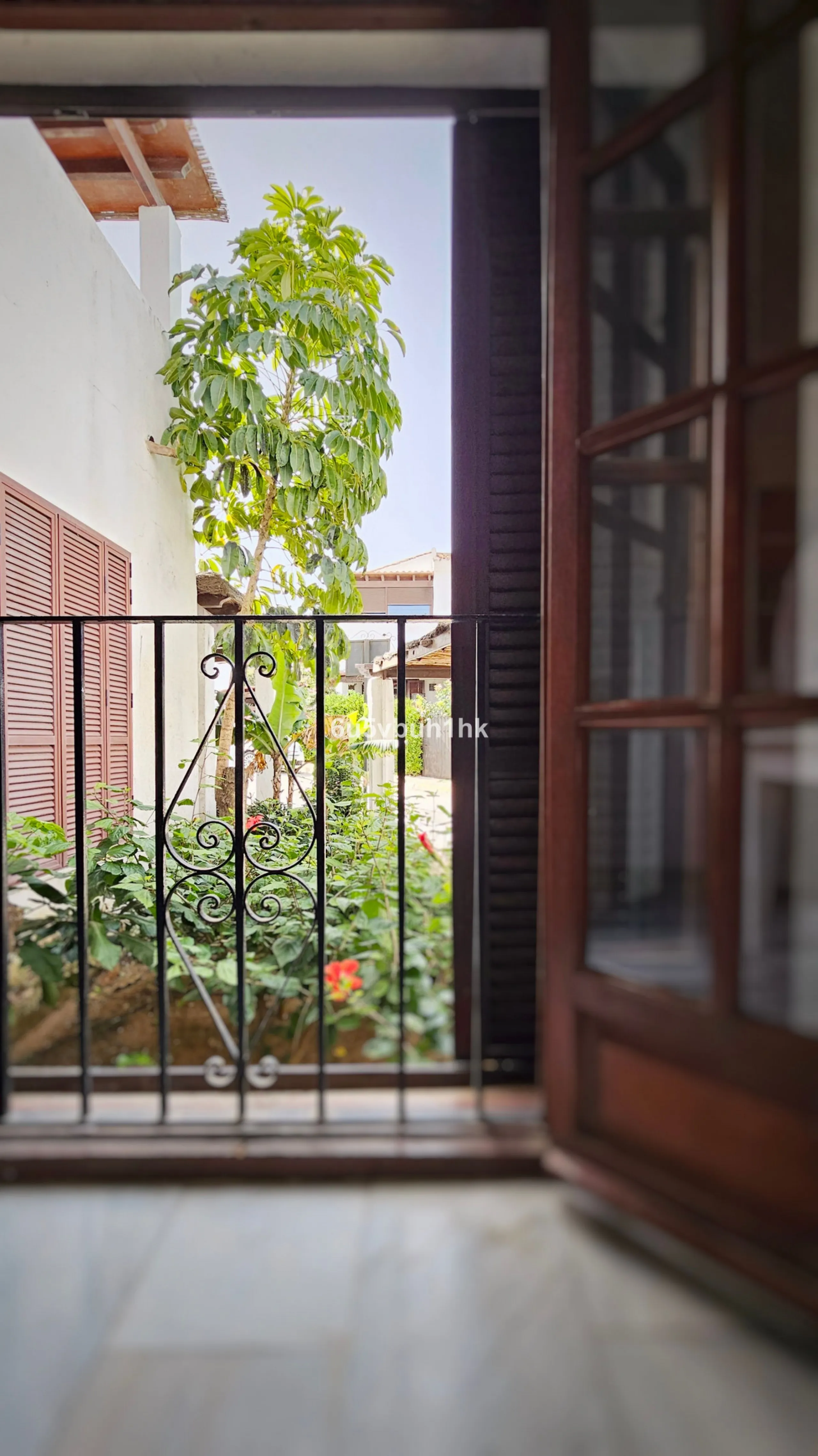 Located in the established Bahia Azul urbanisation, this traditional Spanish house offers an excellent opportunity to acquire a property with direct access to the beach and communal amenities.