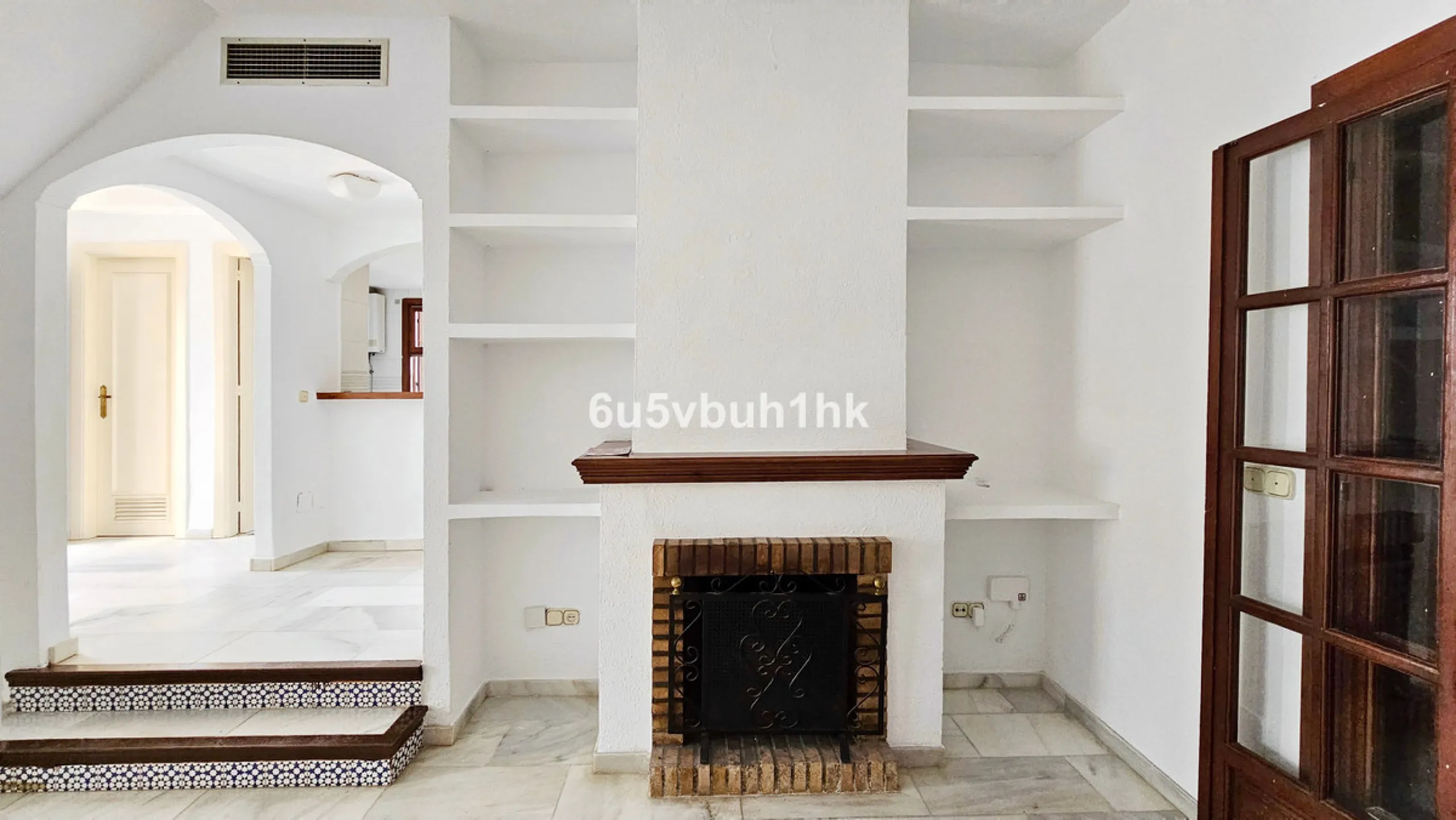 Located in the established Bahia Azul urbanisation, this traditional Spanish house offers an excellent opportunity to acquire a property with direct access to the beach and communal amenities.