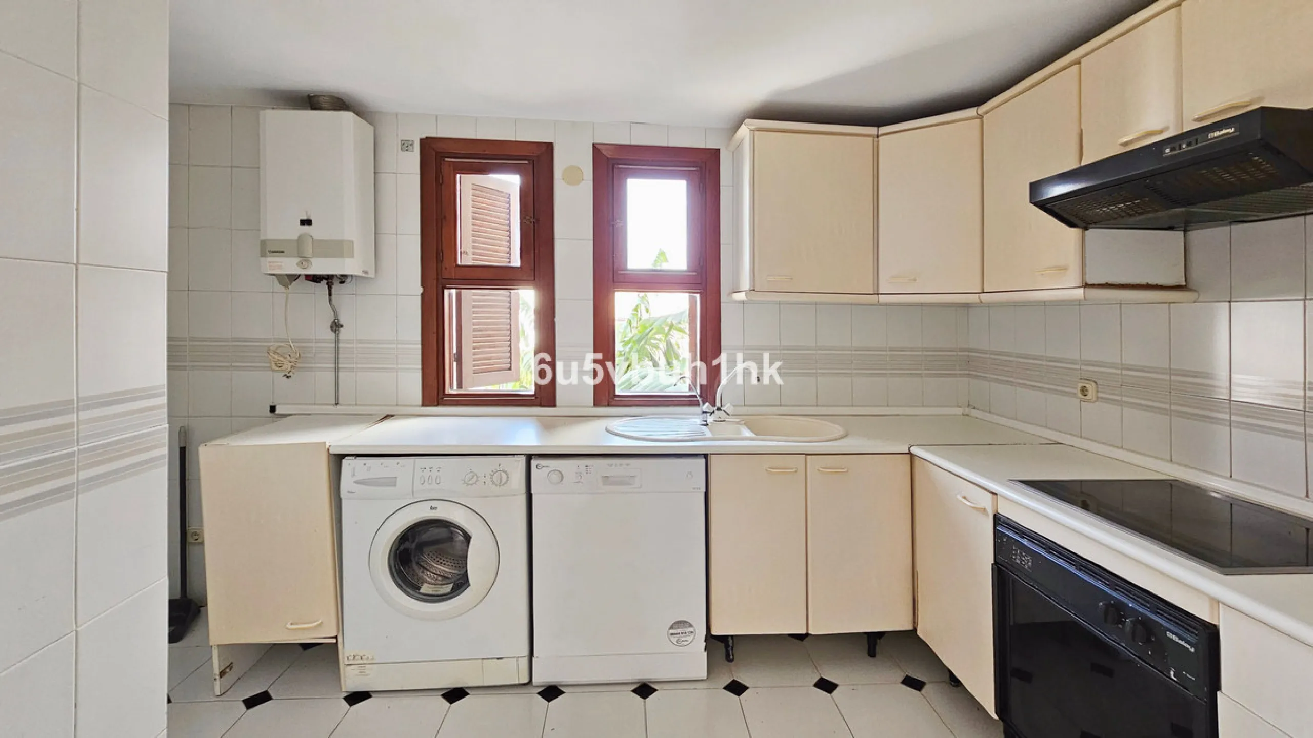 Located in the established Bahia Azul urbanisation, this traditional Spanish house offers an excellent opportunity to acquire a property with direct access to the beach and communal amenities.