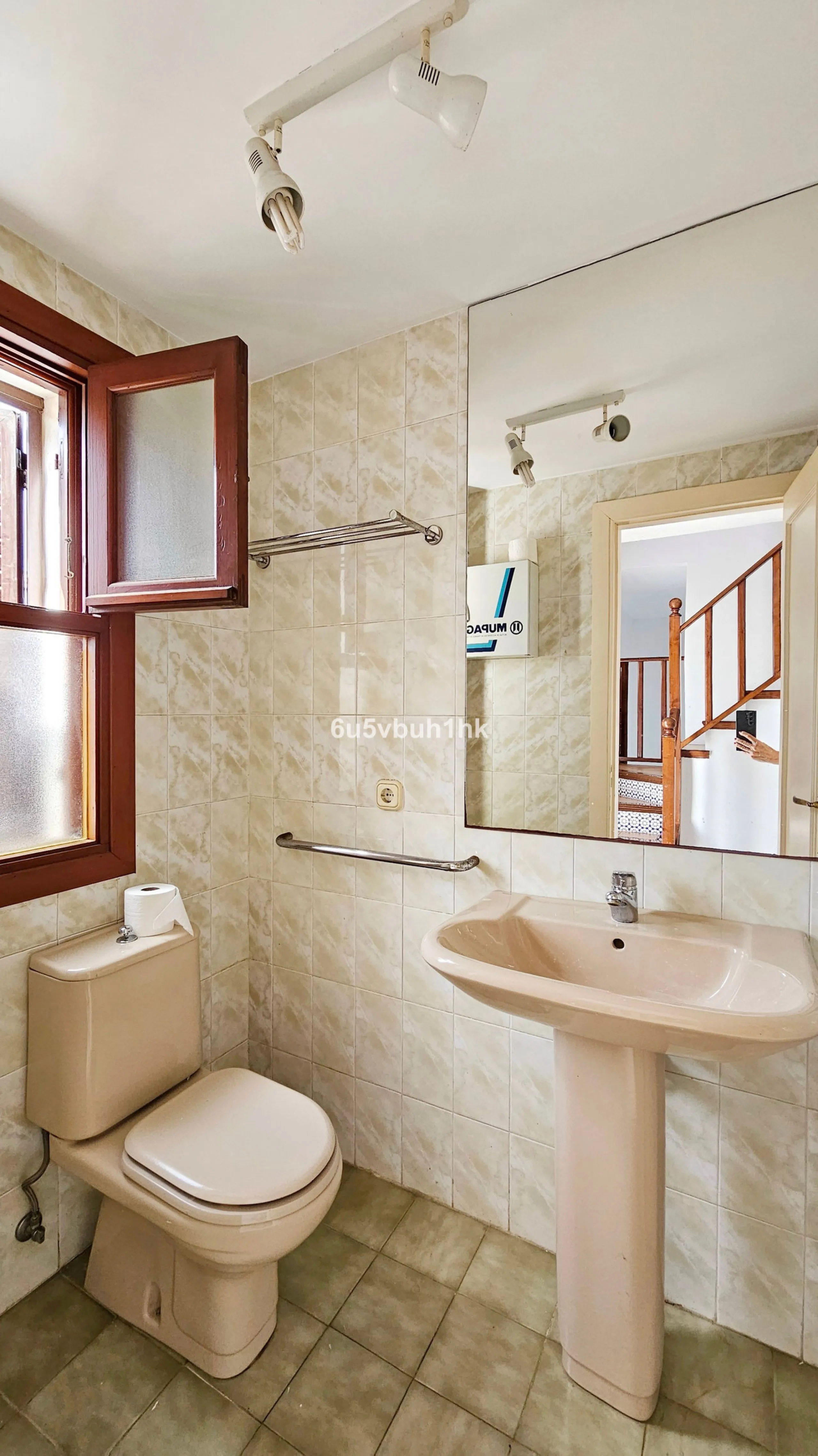Located in the established Bahia Azul urbanisation, this traditional Spanish house offers an excellent opportunity to acquire a property with direct access to the beach and communal amenities.