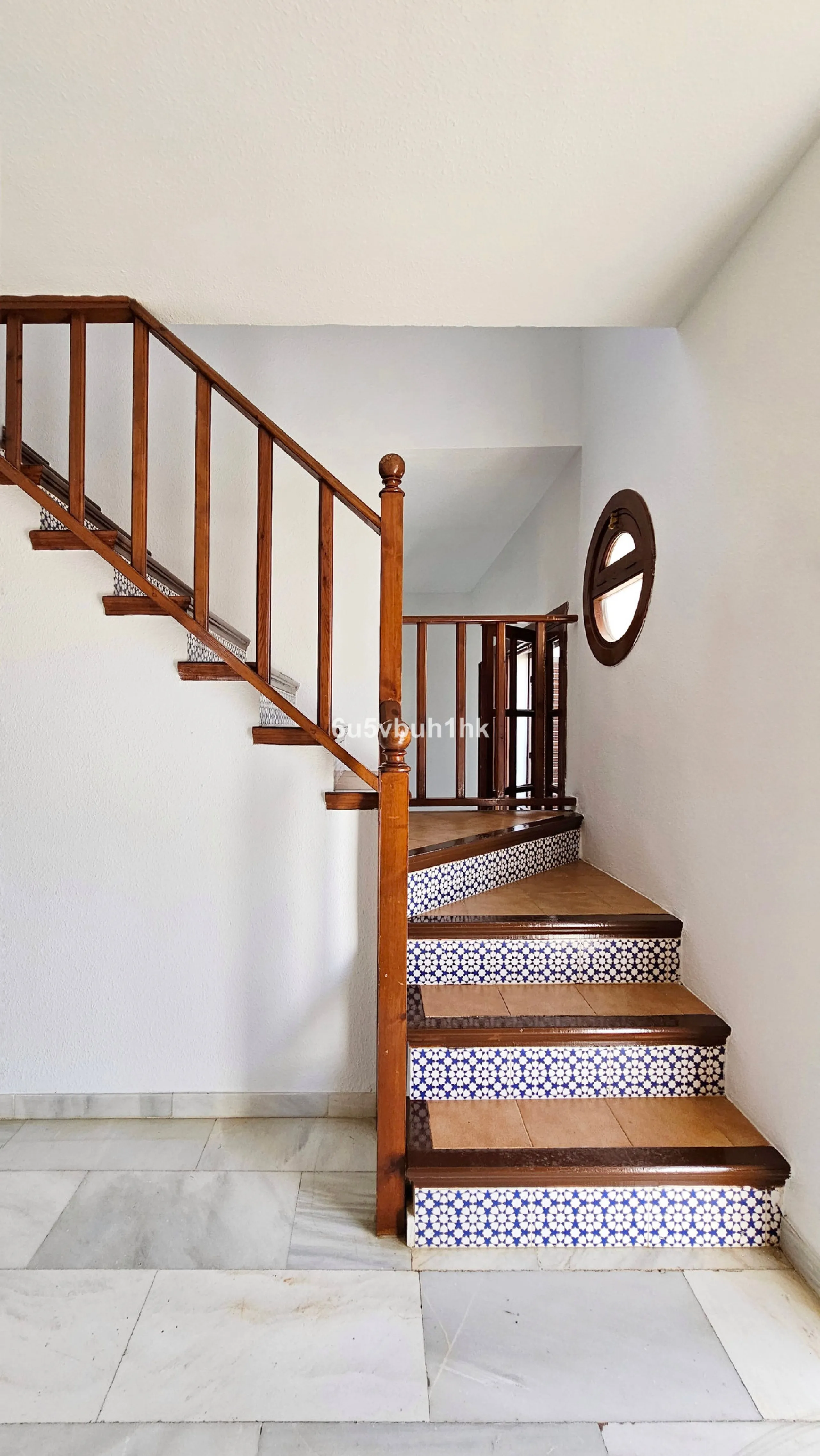 Located in the established Bahia Azul urbanisation, this traditional Spanish house offers an excellent opportunity to acquire a property with direct access to the beach and communal amenities.