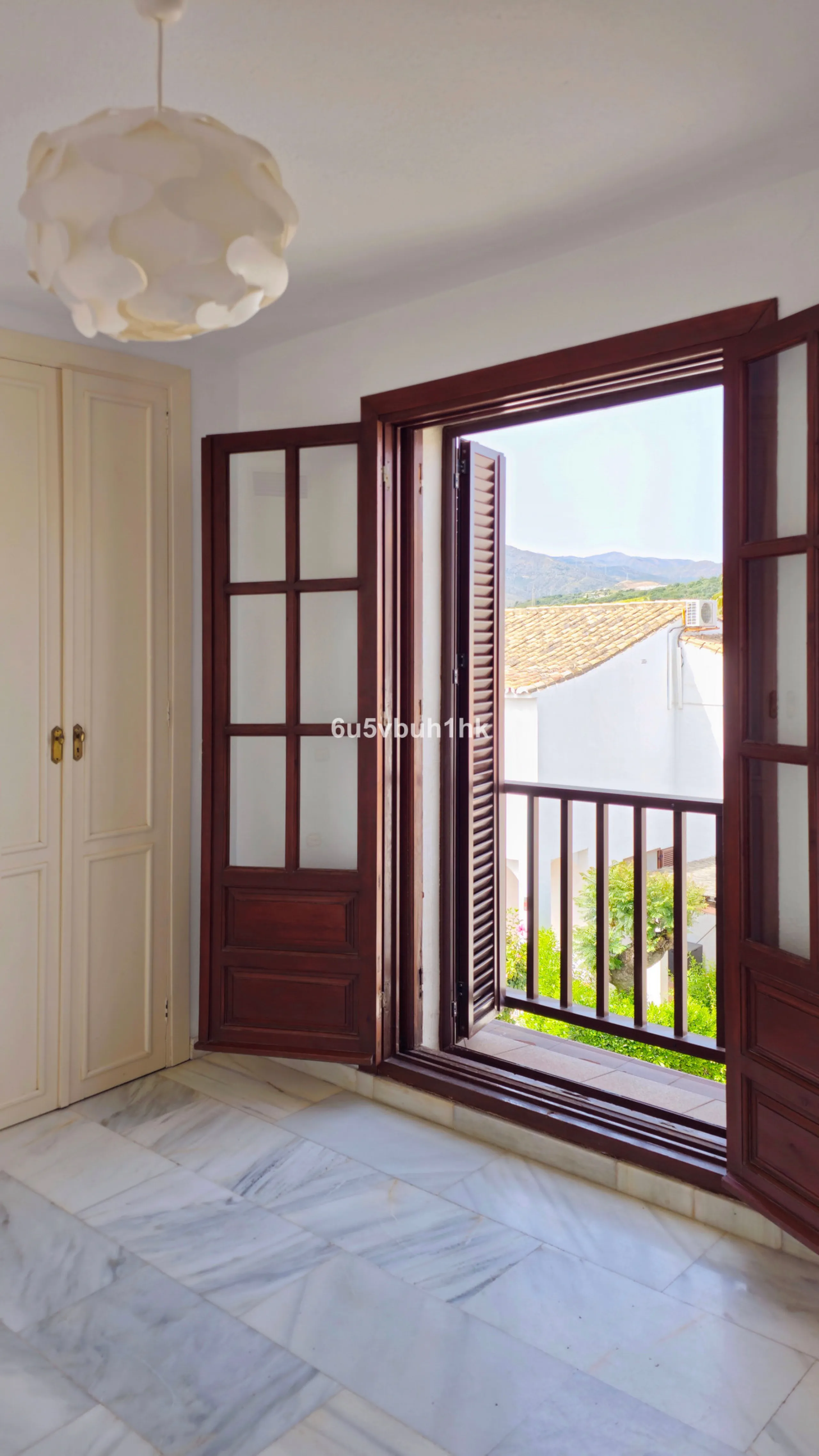 Located in the established Bahia Azul urbanisation, this traditional Spanish house offers an excellent opportunity to acquire a property with direct access to the beach and communal amenities.