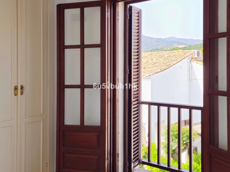 Located in the established Bahia Azul urbanisation, this traditional Spanish house offers an excellent opportunity to acquire a property with direct access to the beach and communal amenities.