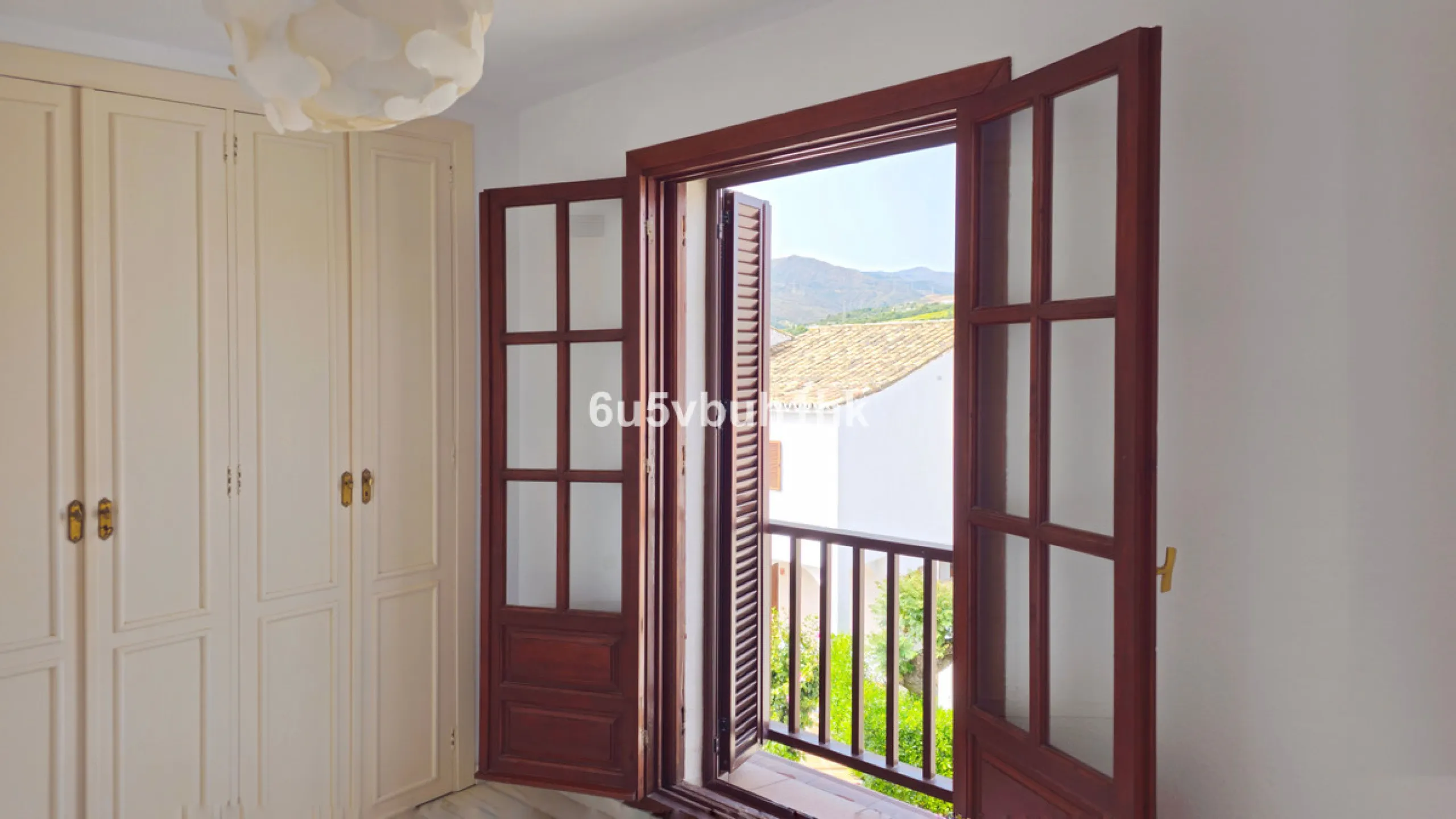 Located in the established Bahia Azul urbanisation, this traditional Spanish house offers an excellent opportunity to acquire a property with direct access to the beach and communal amenities.