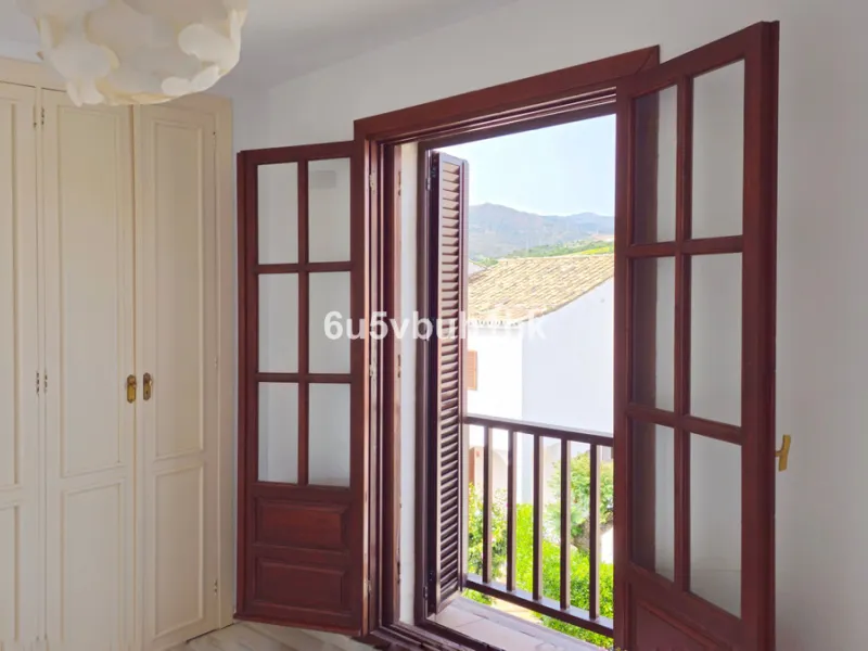 Located in the established Bahia Azul urbanisation, this traditional Spanish house offers an excellent opportunity to acquire a property with direct access to the beach and communal amenities.