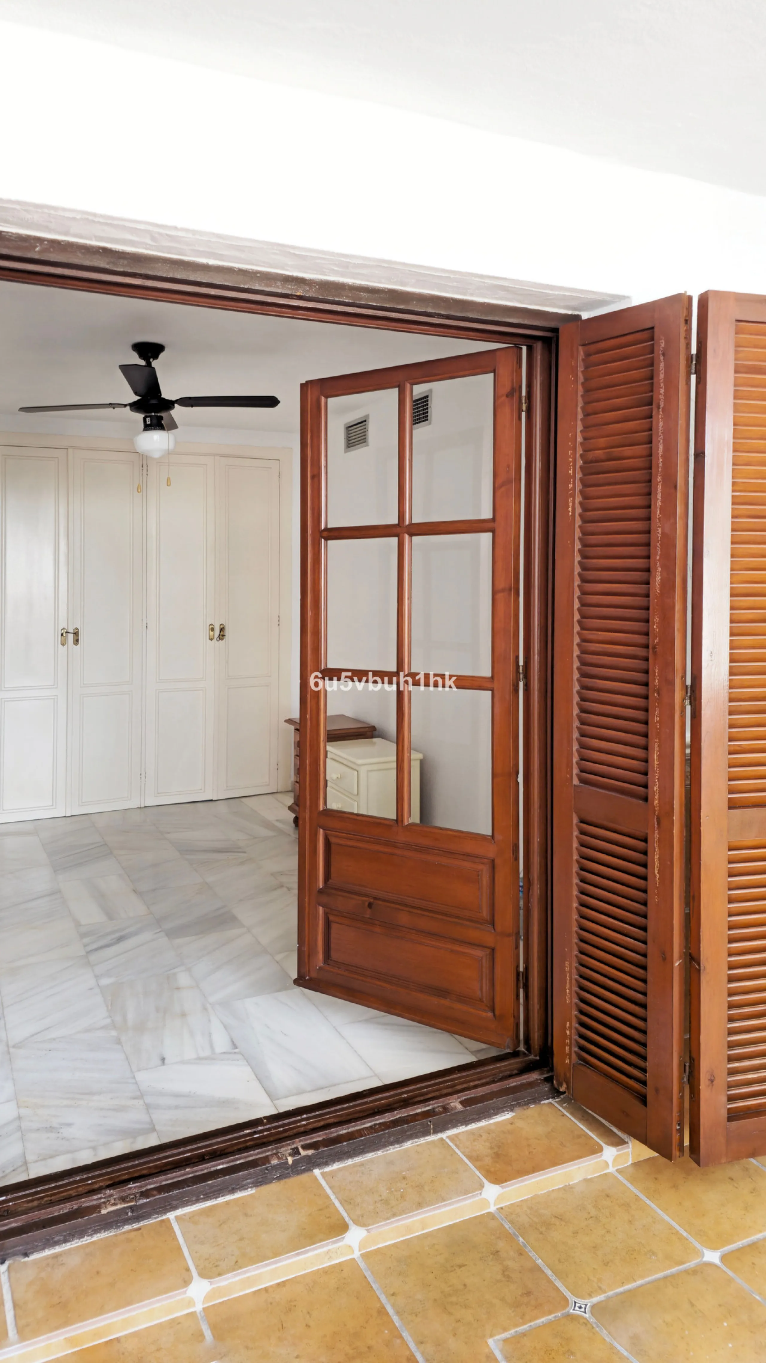 Located in the established Bahia Azul urbanisation, this traditional Spanish house offers an excellent opportunity to acquire a property with direct access to the beach and communal amenities.