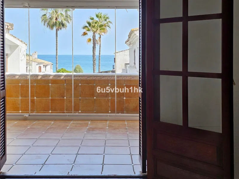 Located in the established Bahia Azul urbanisation, this traditional Spanish house offers an excellent opportunity to acquire a property with direct access to the beach and communal amenities.