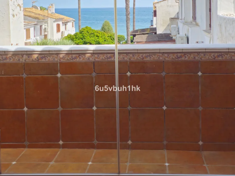 Located in the established Bahia Azul urbanisation, this traditional Spanish house offers an excellent opportunity to acquire a property with direct access to the beach and communal amenities.