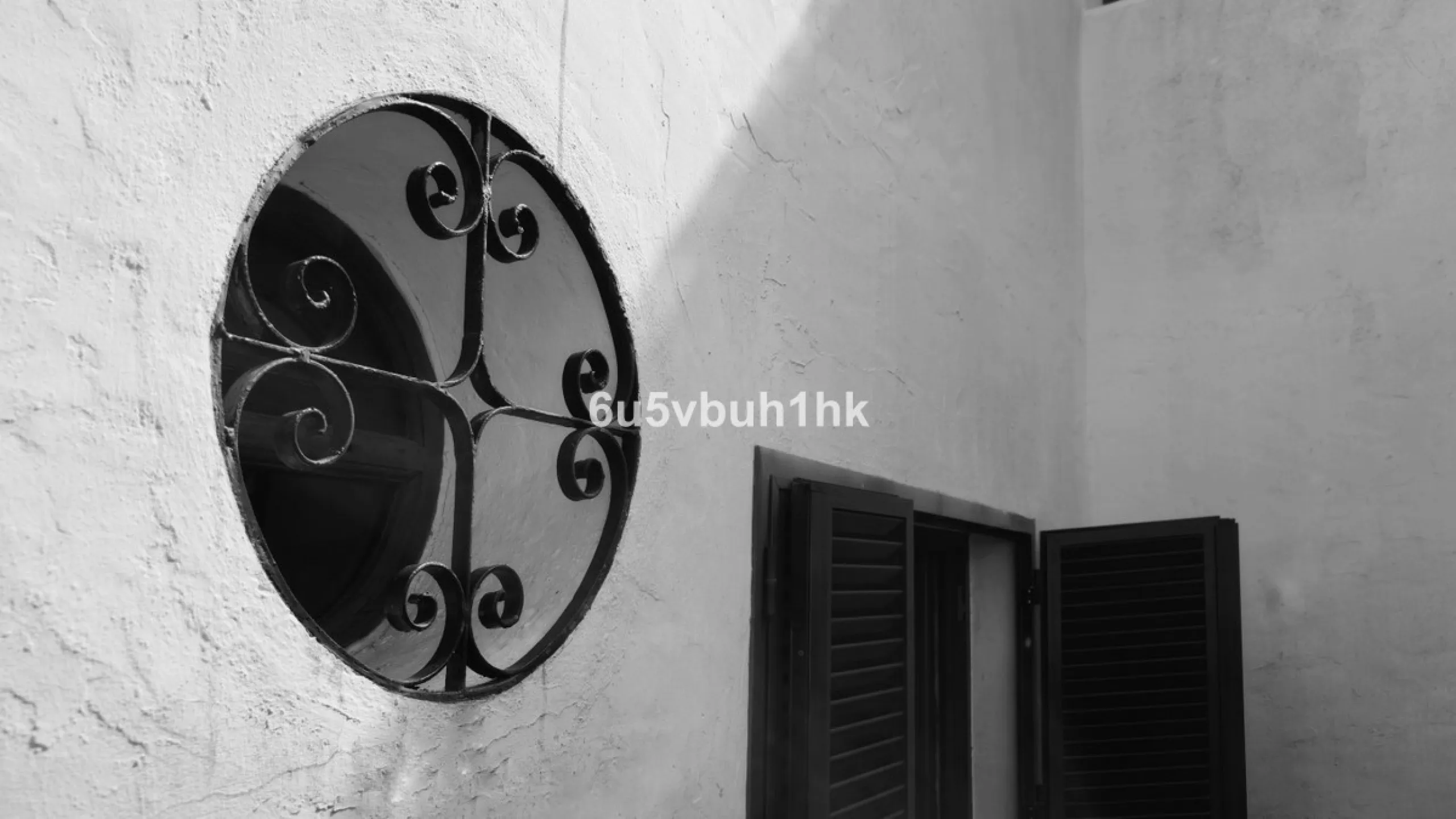 Located in the established Bahia Azul urbanisation, this traditional Spanish house offers an excellent opportunity to acquire a property with direct access to the beach and communal amenities.
