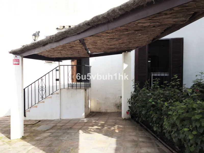 Located in the established Bahia Azul urbanisation, this traditional Spanish house offers an excellent opportunity to acquire a property with direct access to the beach and communal amenities.