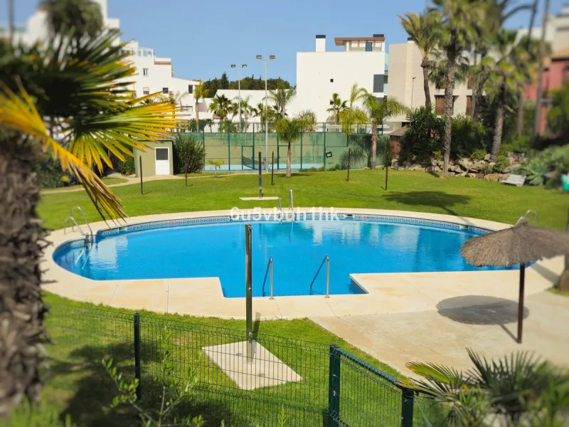 Located in the established Bahia Azul urbanisation, this traditional Spanish house offers an excellent opportunity to acquire a property with direct access to the beach and communal amenities.