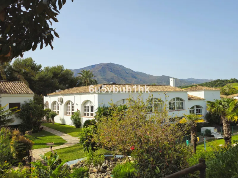Located in the established Bahia Azul urbanisation, this traditional Spanish house offers an excellent opportunity to acquire a property with direct access to the beach and communal amenities.
