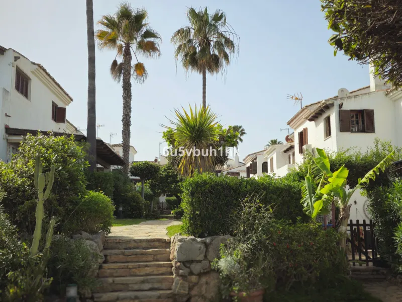 Located in the established Bahia Azul urbanisation, this traditional Spanish house offers an excellent opportunity to acquire a property with direct access to the beach and communal amenities.