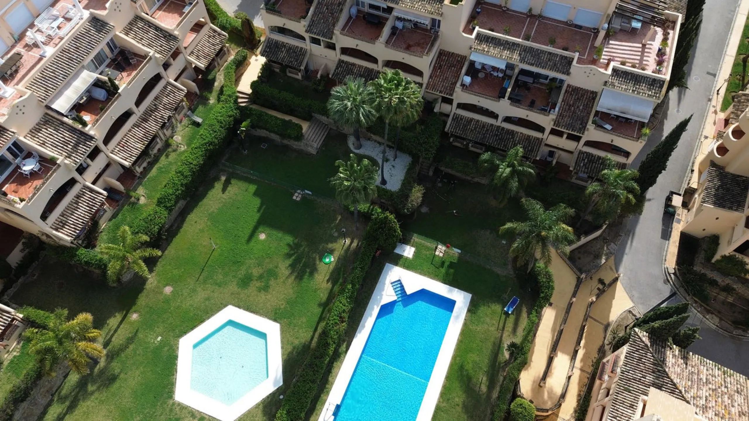Elegant and bright west facing apartment situated in Santa Maria Village, a gated 24hour security community nested in Elviria, only minutes away from Marbella's nicest sandy beaches. This immaculate apartment combines comfort, style and convenience and fe