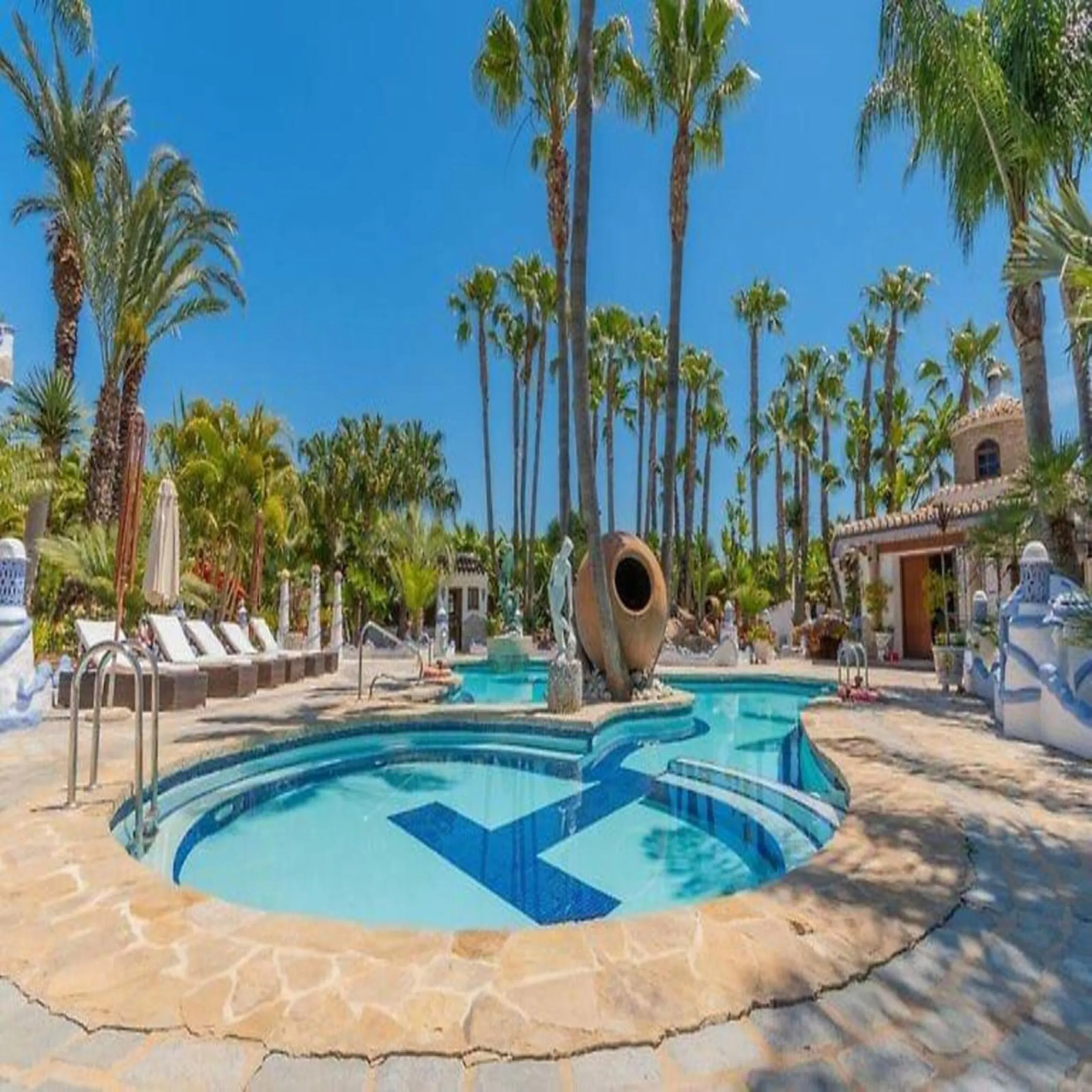House - Finca - Cortijo в продаже в Alhaurín el Grande, Málaga. В доме 6 спален и 6 ванных комнат. Площадь дома 980 м². Площадь участка 57000 м²