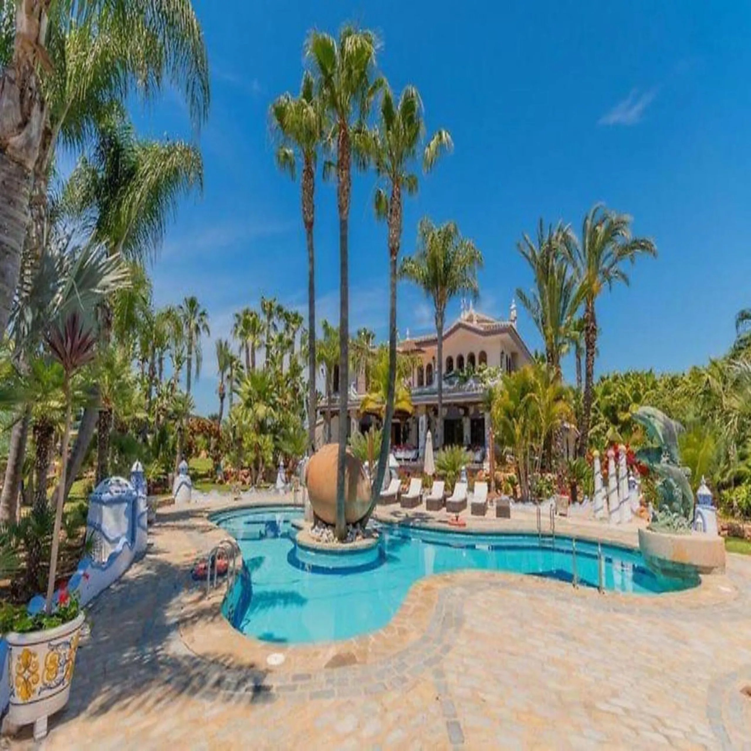 House - Finca - Cortijo в продаже в Alhaurín el Grande, Málaga. В доме 6 спален и 6 ванных комнат. Площадь дома 980 м². Площадь участка 57000 м²