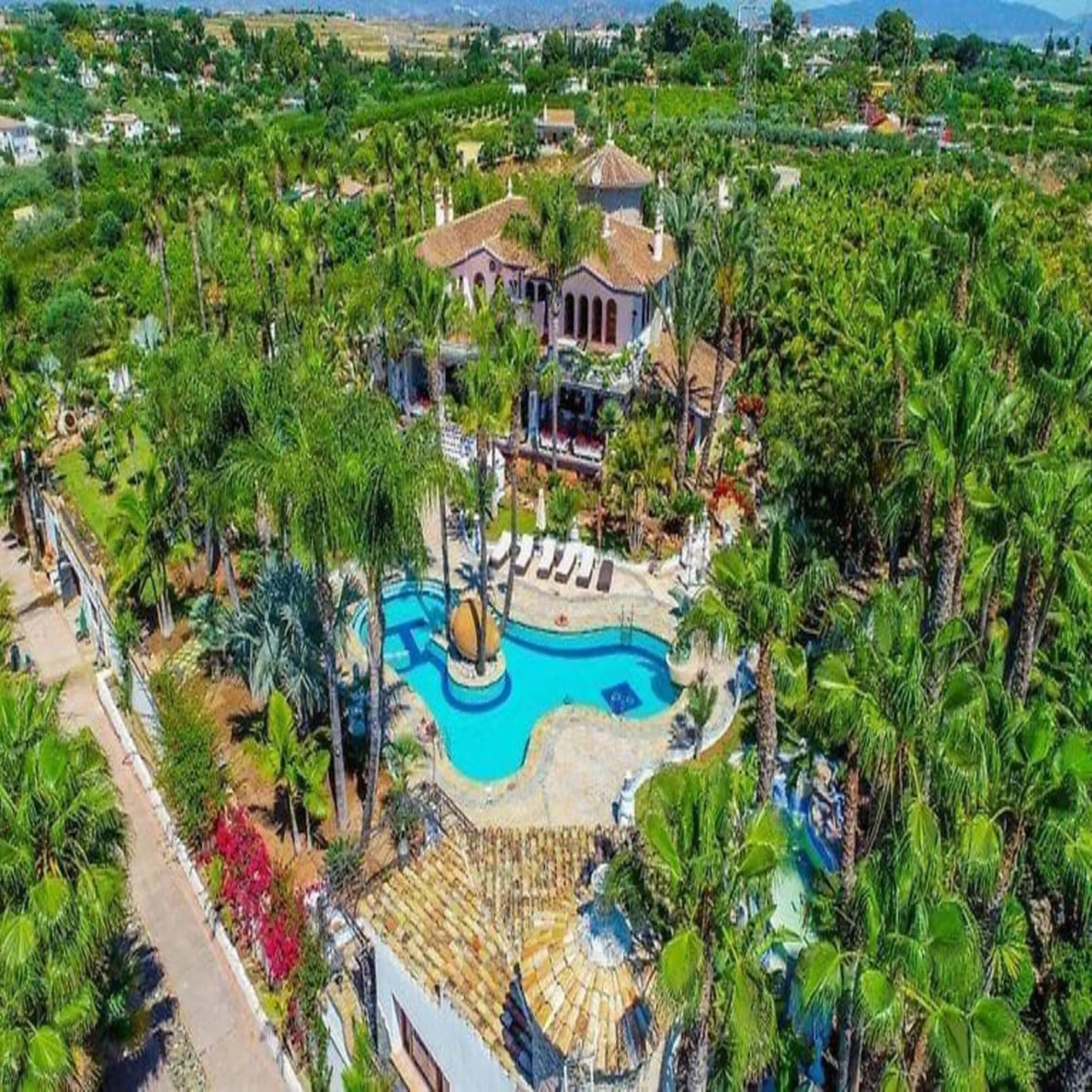 House - Finca - Cortijo в продаже в Alhaurín el Grande, Málaga. В доме 6 спален и 6 ванных комнат. Площадь дома 980 м². Площадь участка 57000 м²