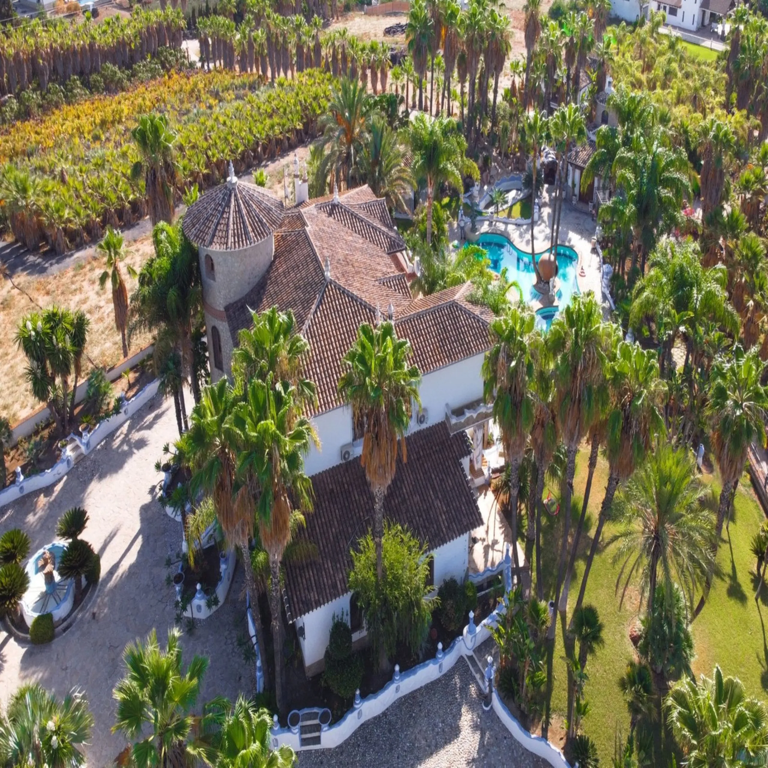 House - Finca - Cortijo в продаже в Alhaurín el Grande, Málaga. В доме 6 спален и 6 ванных комнат. Площадь дома 980 м². Площадь участка 57000 м²