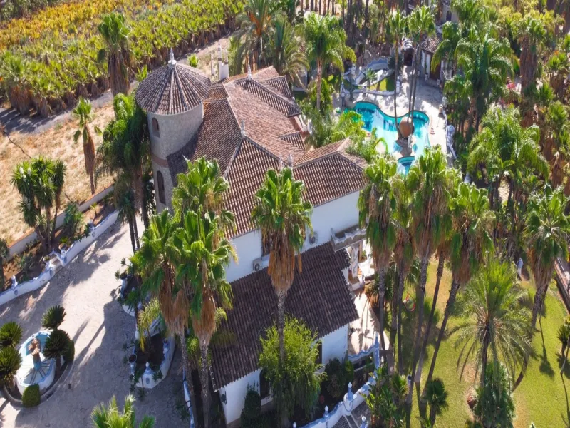 House - Finca - Cortijo в продаже в Alhaurín el Grande, Málaga. В доме 6 спален и 6 ванных комнат. Площадь дома 980 м². Площадь участка 57000 м²