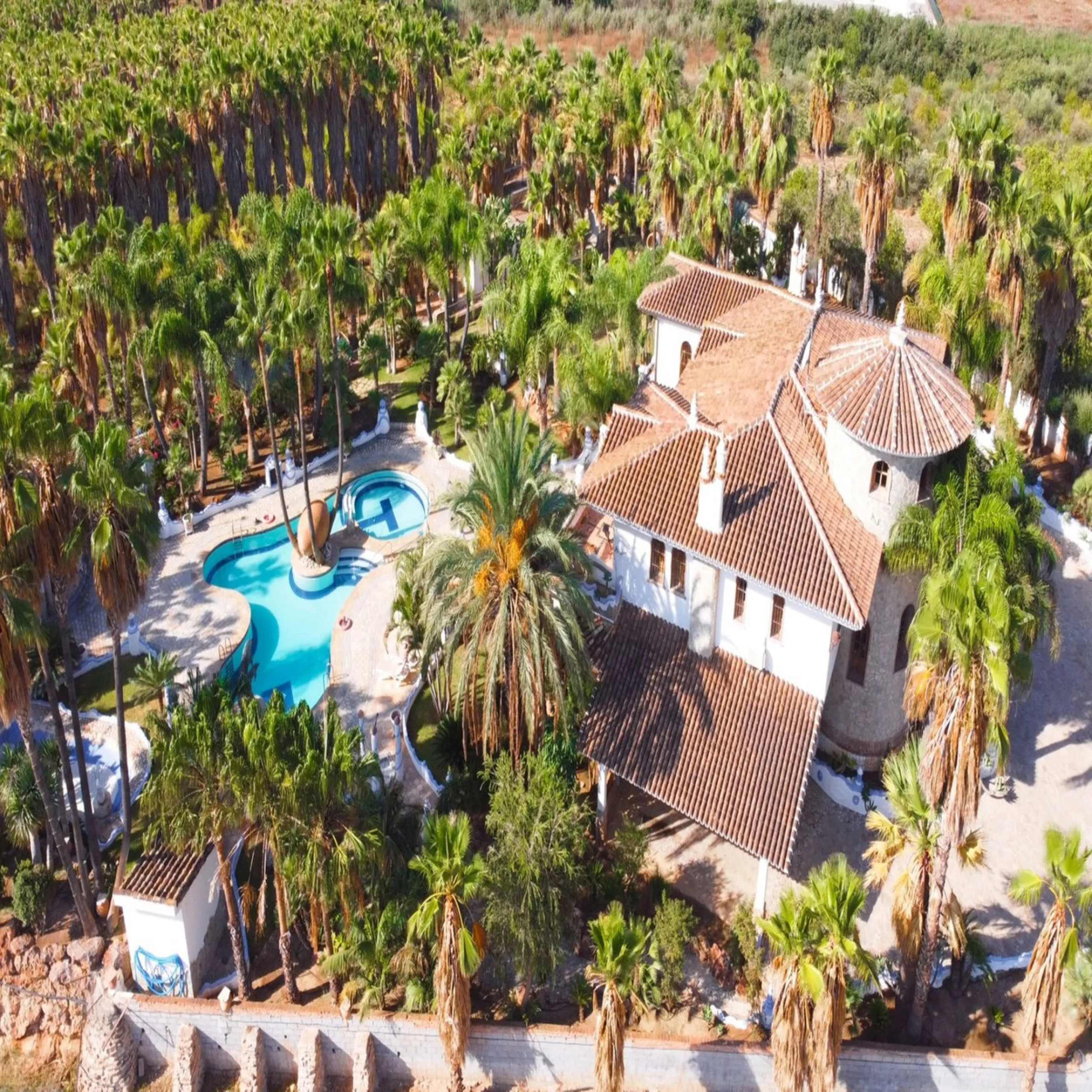 House - Finca - Cortijo в продаже в Alhaurín el Grande, Málaga. В доме 6 спален и 6 ванных комнат. Площадь дома 980 м². Площадь участка 57000 м²