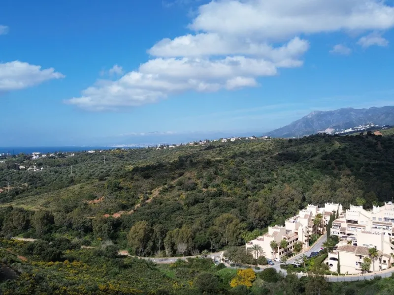 Elegant and bright west facing apartment situated in Santa Maria Village, a gated 24hour security community nested in Elviria, only minutes away from Marbella's nicest sandy beaches. This immaculate apartment combines comfort, style and convenience and fe