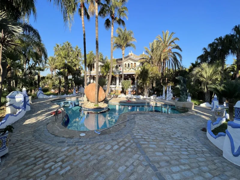 House - Finca - Cortijo в продаже в Alhaurín el Grande, Málaga. В доме 6 спален и 6 ванных комнат. Площадь дома 980 м². Площадь участка 57000 м²