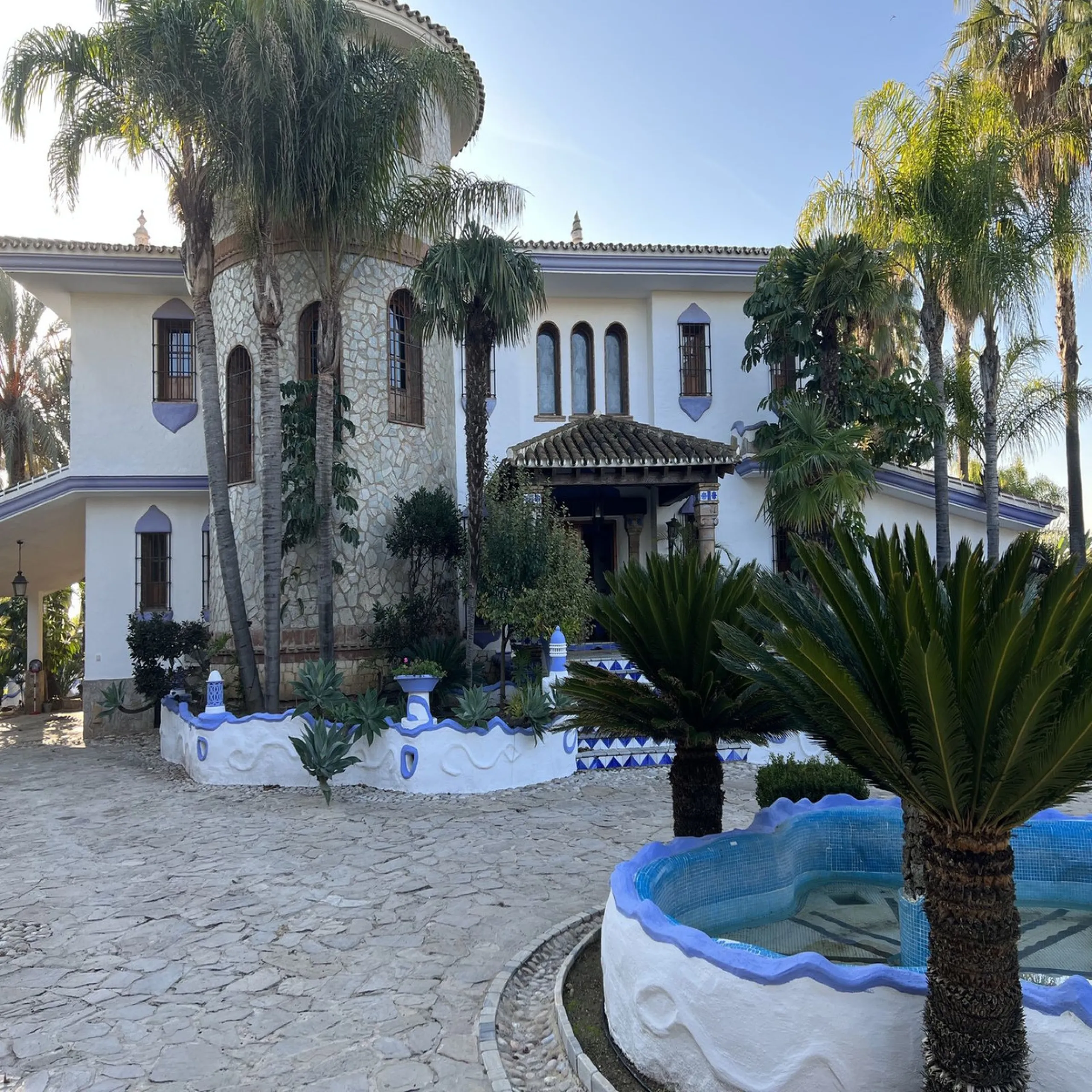 House - Finca - Cortijo в продаже в Alhaurín el Grande, Málaga. В доме 6 спален и 6 ванных комнат. Площадь дома 980 м². Площадь участка 57000 м²
