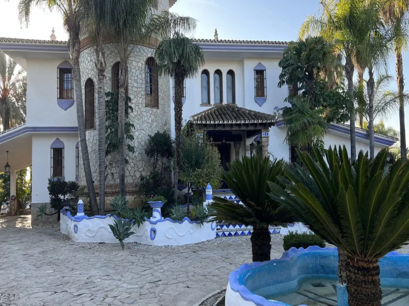 House - Finca - Cortijo в продаже в Alhaurín el Grande, Málaga. В доме 6 спален и 6 ванных комнат. Площадь дома 980 м². Площадь участка 57000 м²