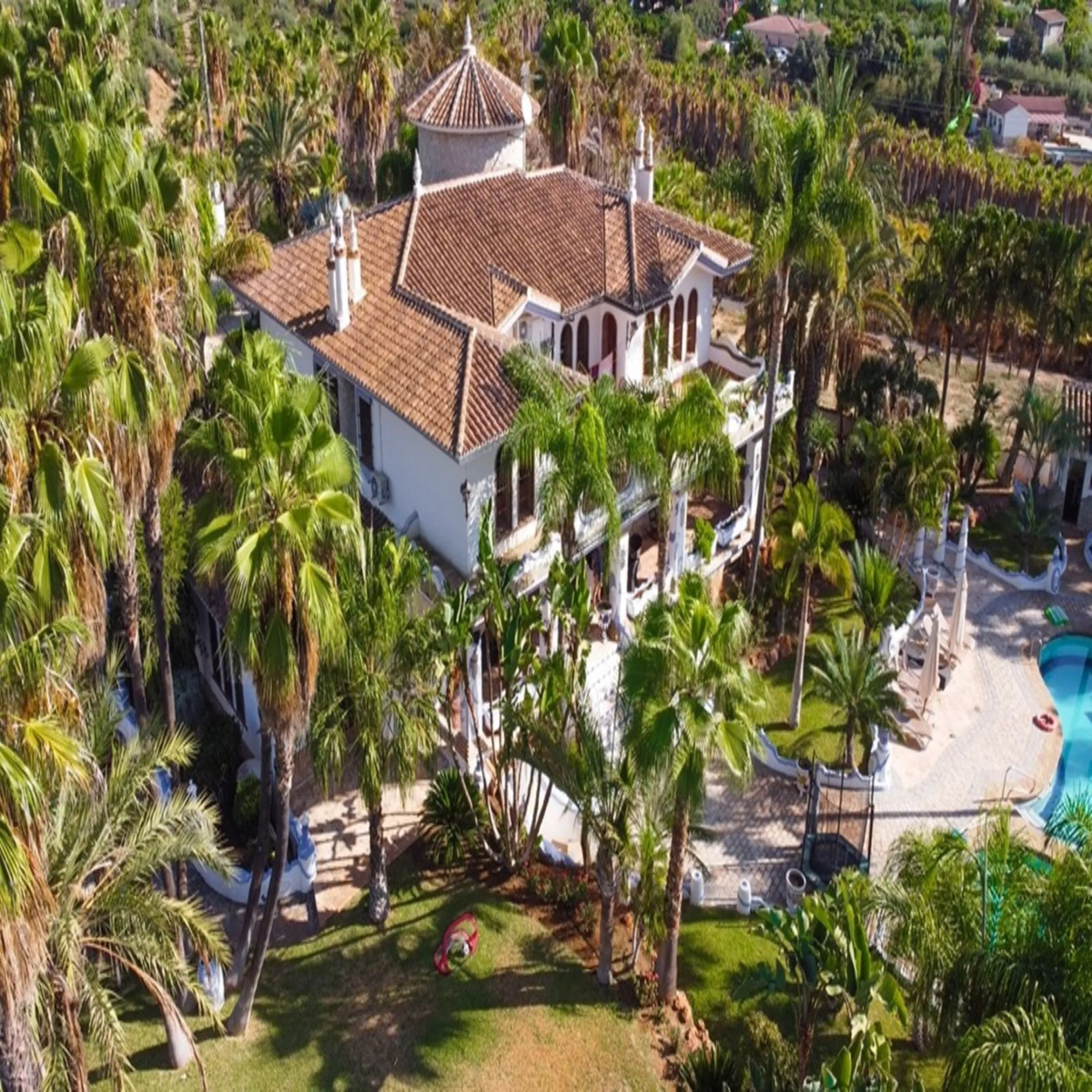 House - Finca - Cortijo в продаже в Alhaurín el Grande, Málaga. В доме 6 спален и 6 ванных комнат. Площадь дома 980 м². Площадь участка 57000 м²