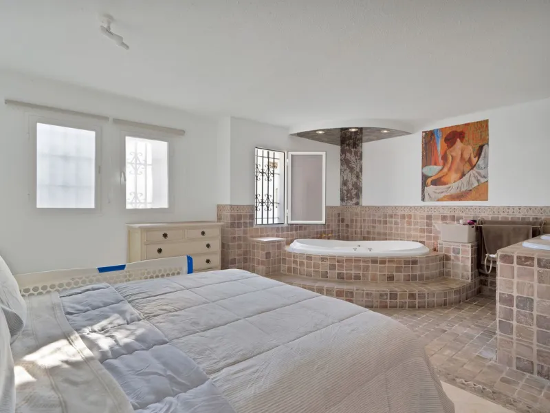 Apartment - Ground Floor Apartment в продаже в Benahavís, Málaga. В доме 3 спален и 3 ванных комнат. Площадь дома 200 м²