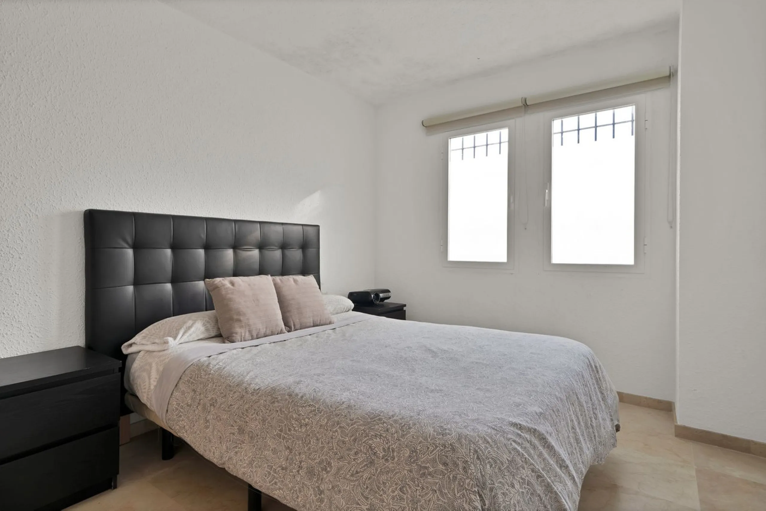 Apartment - Ground Floor Apartment в продаже в Benahavís, Málaga. В доме 3 спален и 3 ванных комнат. Площадь дома 200 м²