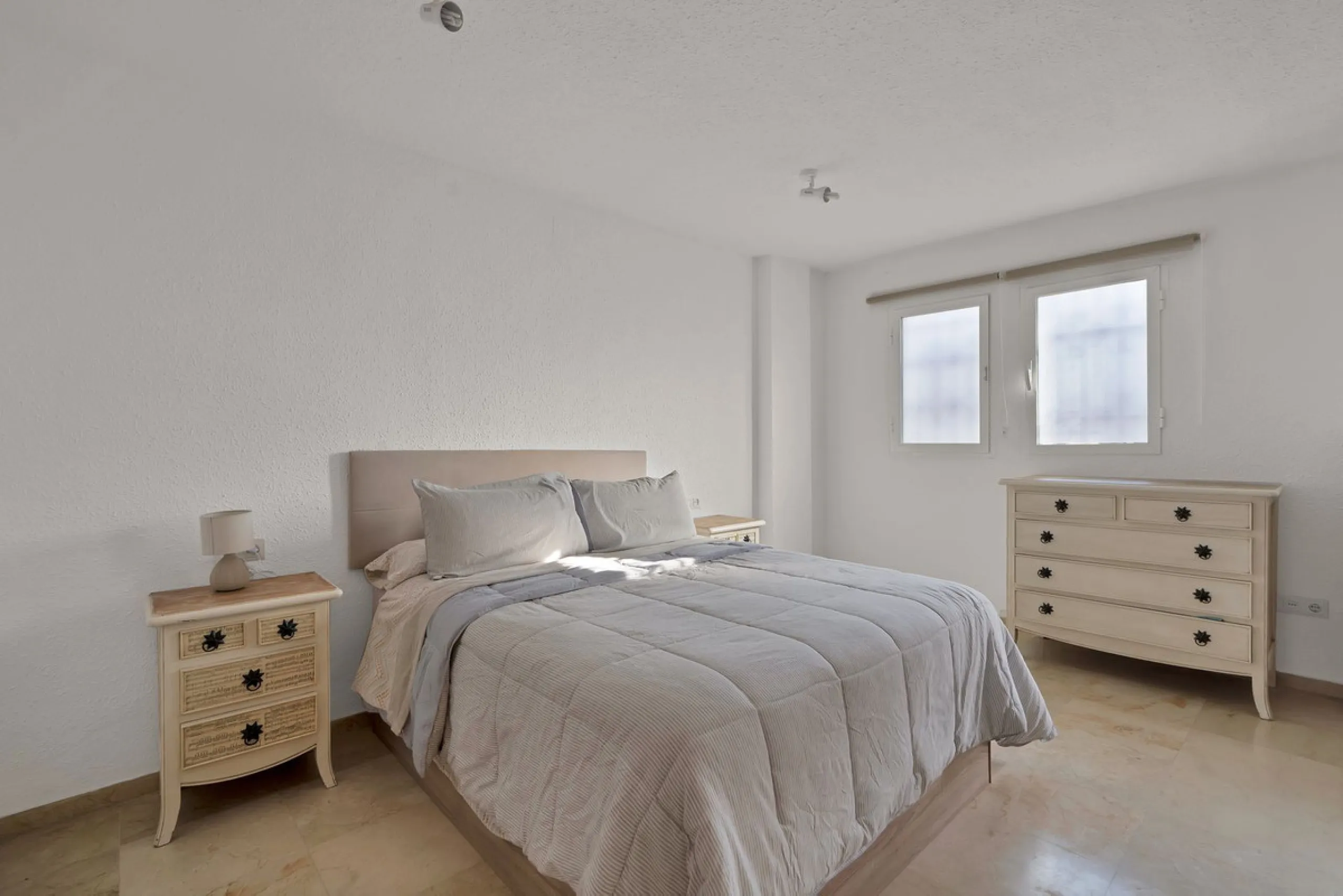 Apartment - Ground Floor Apartment в продаже в Benahavís, Málaga. В доме 3 спален и 3 ванных комнат. Площадь дома 200 м²