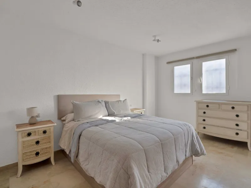 Apartment - Ground Floor Apartment в продаже в Benahavís, Málaga. В доме 3 спален и 3 ванных комнат. Площадь дома 200 м²
