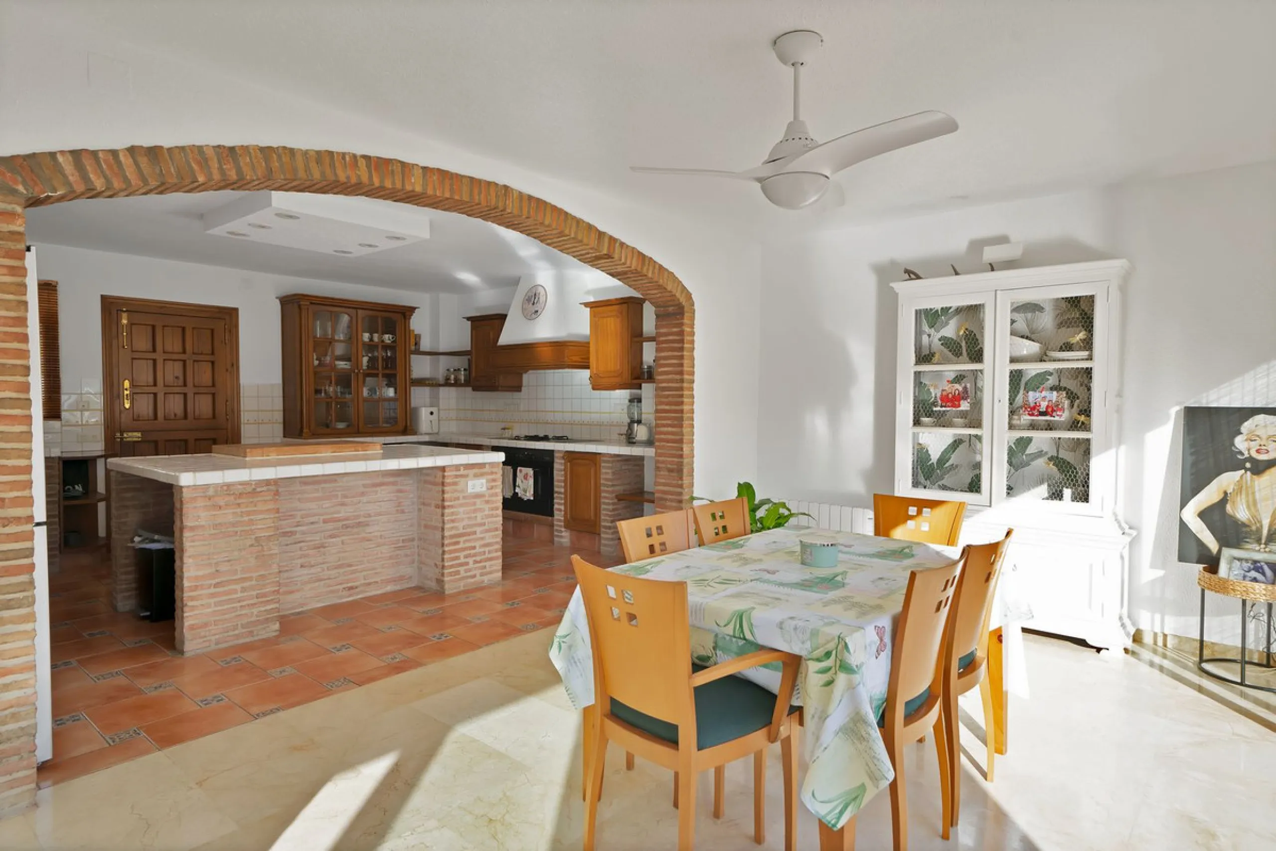Apartment - Ground Floor Apartment в продаже в Benahavís, Málaga. В доме 3 спален и 3 ванных комнат. Площадь дома 200 м²