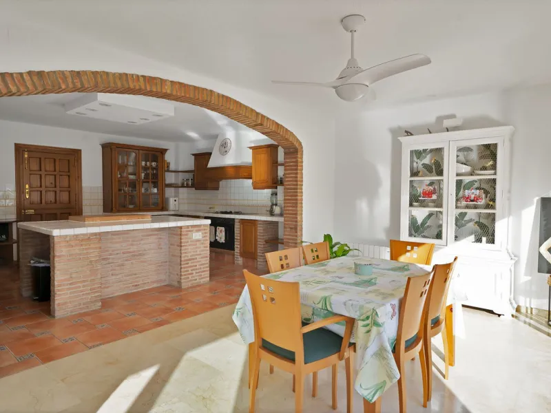 Apartment - Ground Floor Apartment в продаже в Benahavís, Málaga. В доме 3 спален и 3 ванных комнат. Площадь дома 200 м²