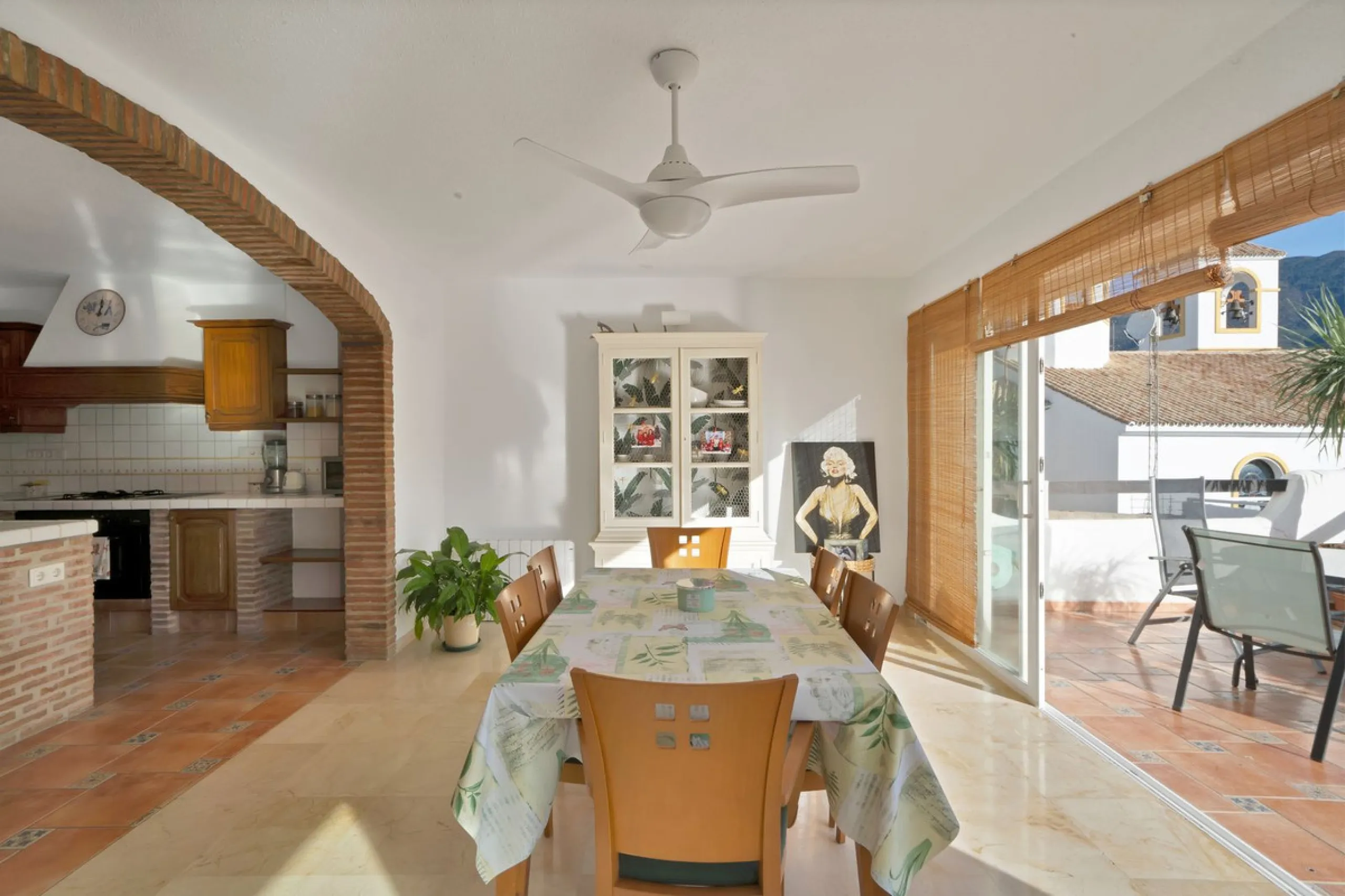 Apartment - Ground Floor Apartment в продаже в Benahavís, Málaga. В доме 3 спален и 3 ванных комнат. Площадь дома 200 м²