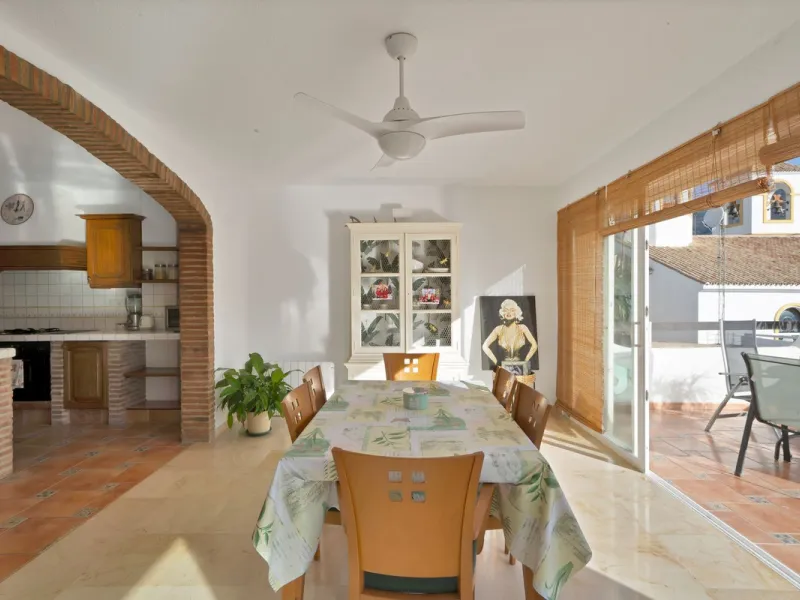 Apartment - Ground Floor Apartment в продаже в Benahavís, Málaga. В доме 3 спален и 3 ванных комнат. Площадь дома 200 м²