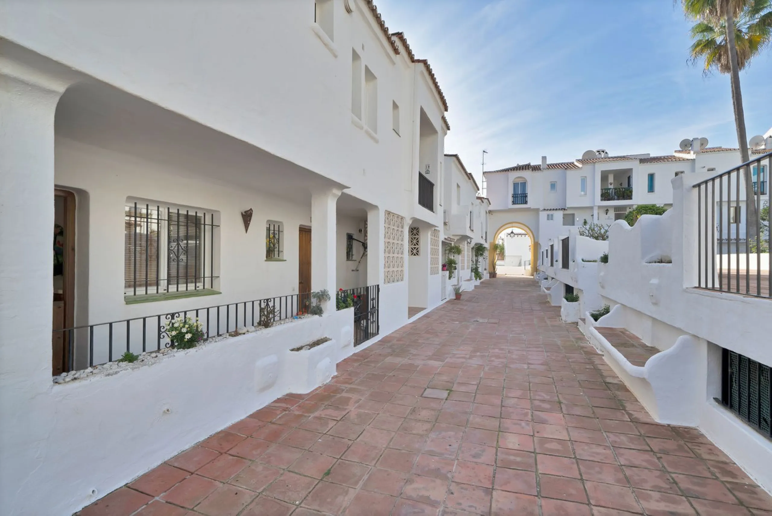Apartment - Ground Floor Apartment в продаже в Benahavís, Málaga. В доме 3 спален и 3 ванных комнат. Площадь дома 200 м²