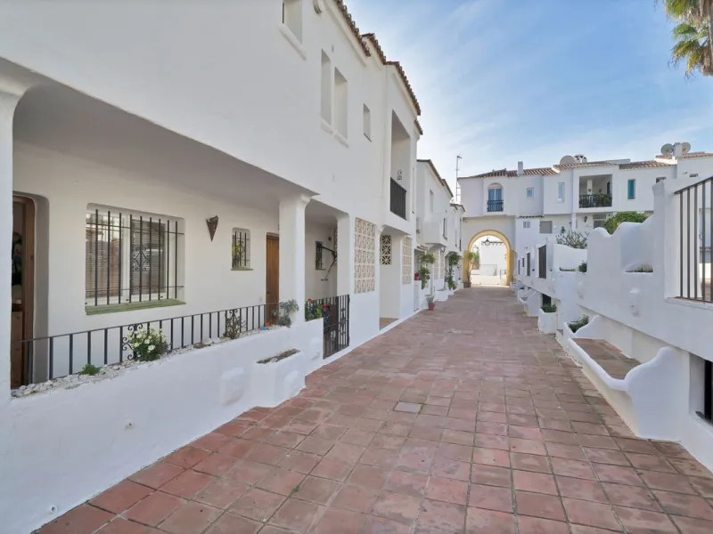 Apartment - Ground Floor Apartment в продаже в Benahavís, Málaga. В доме 3 спален и 3 ванных комнат. Площадь дома 200 м²