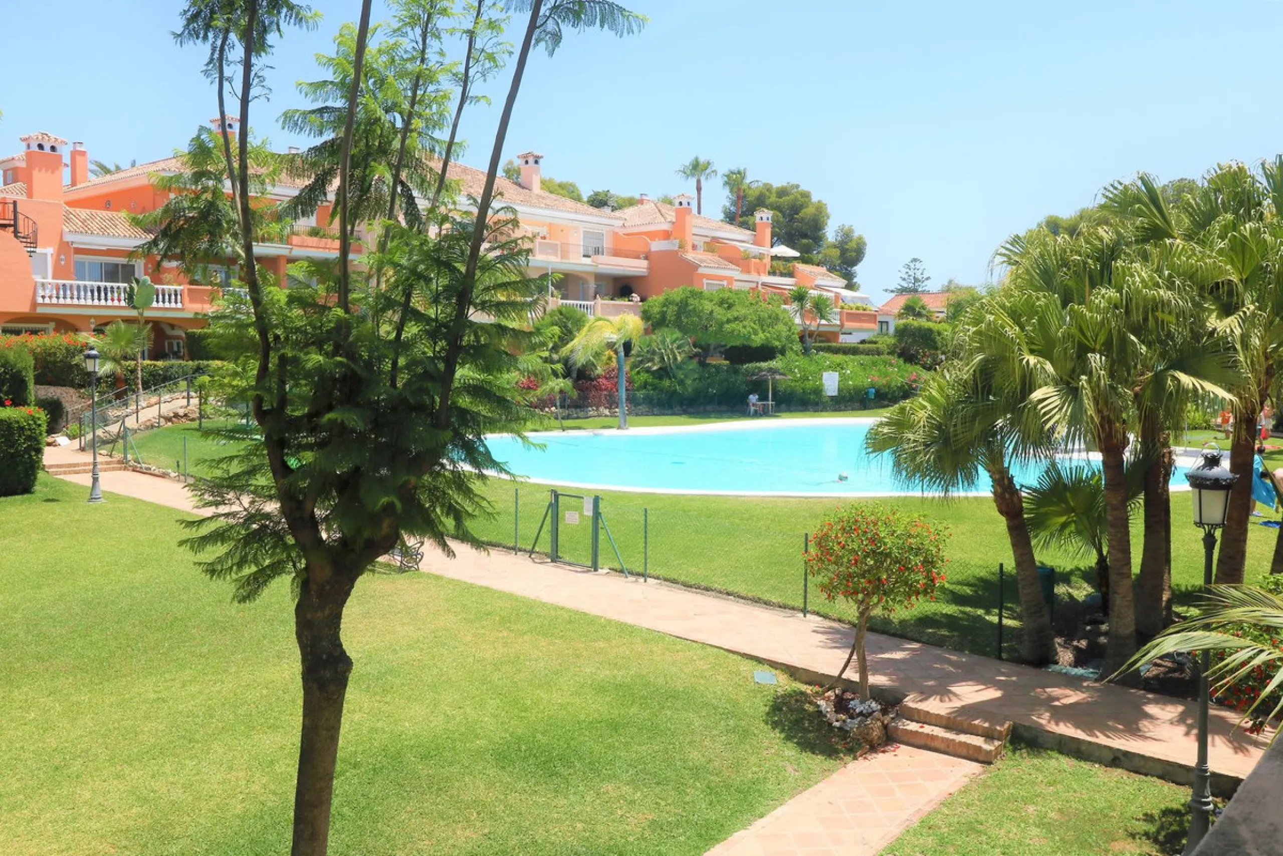 Apartment - Top Floor Apartment в продаже в Estepona, Málaga. В доме 2 спален и 2 ванных комнат. Площадь дома 110 м²