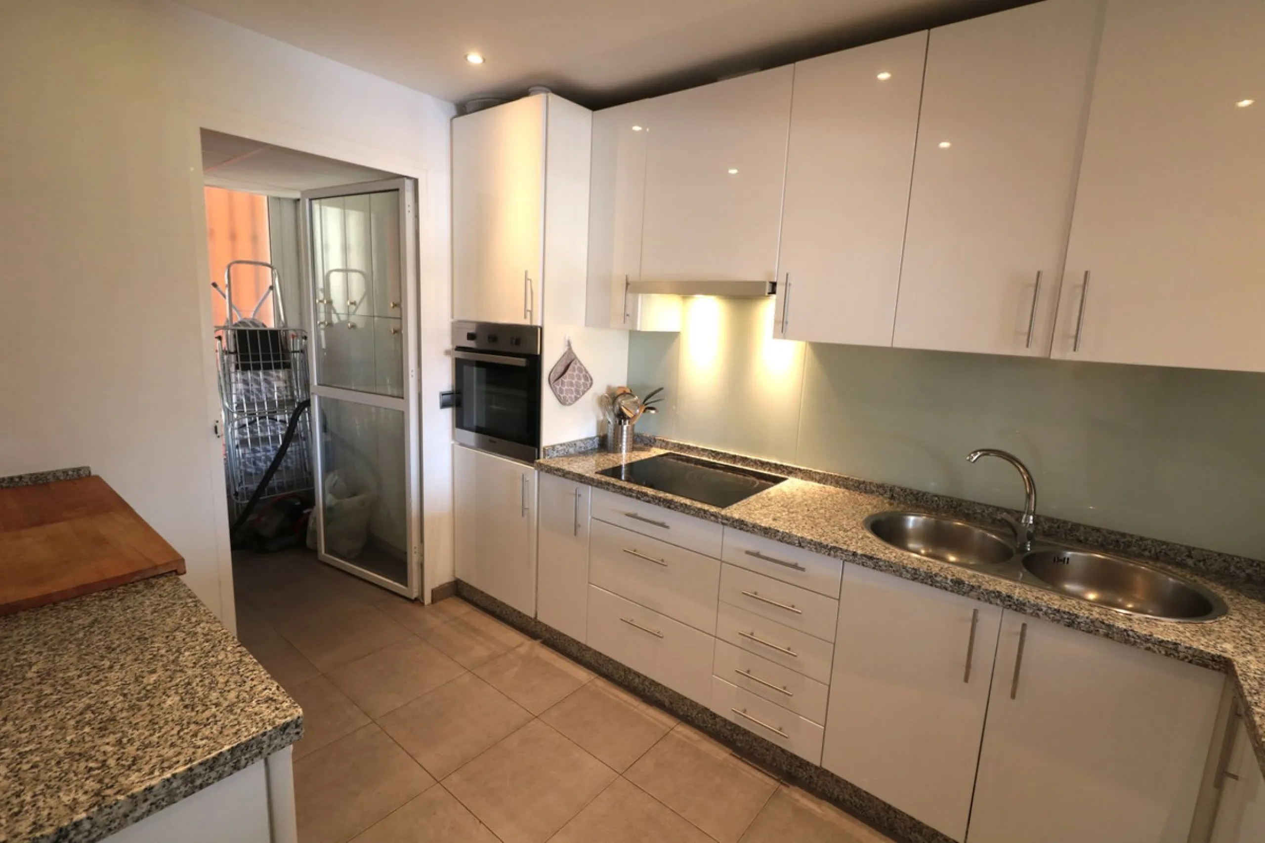 Apartment - Top Floor Apartment в продаже в Estepona, Málaga. В доме 2 спален и 2 ванных комнат. Площадь дома 110 м²