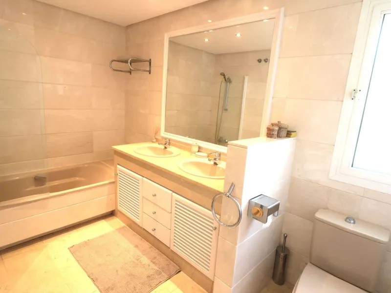 Apartment - Top Floor Apartment в продаже в Estepona, Málaga. В доме 2 спален и 2 ванных комнат. Площадь дома 110 м²