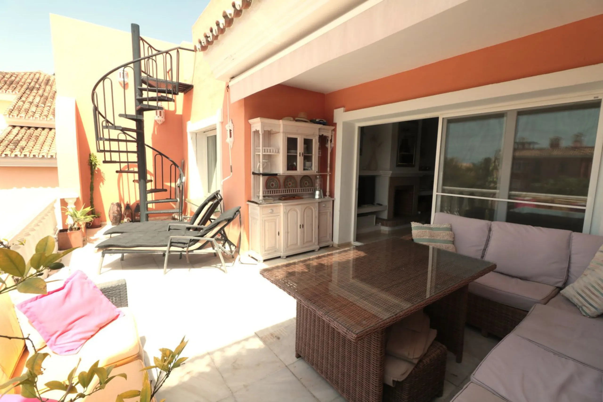 Apartment - Top Floor Apartment в продаже в Estepona, Málaga. В доме 2 спален и 2 ванных комнат. Площадь дома 110 м²