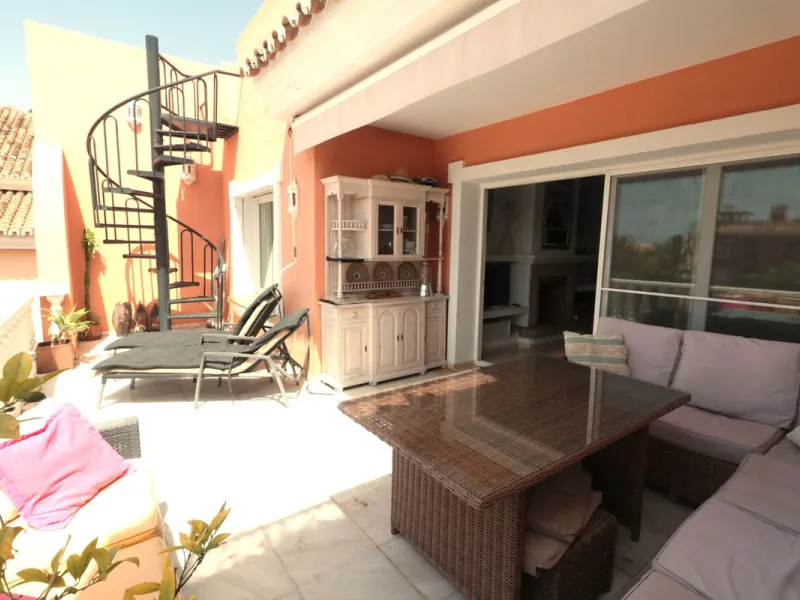 Apartment - Top Floor Apartment в продаже в Estepona, Málaga. В доме 2 спален и 2 ванных комнат. Площадь дома 110 м²