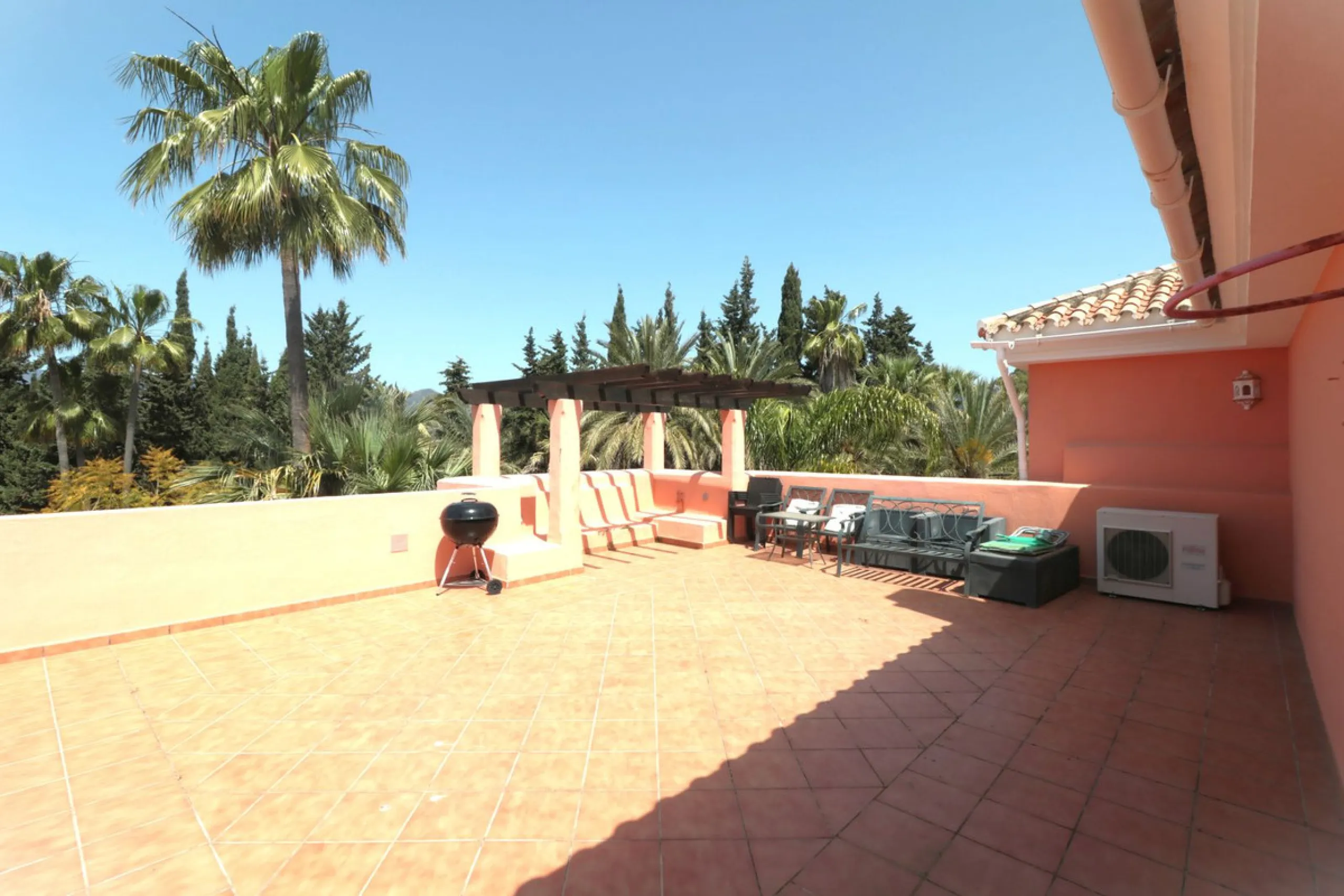 Apartment - Top Floor Apartment в продаже в Estepona, Málaga. В доме 2 спален и 2 ванных комнат. Площадь дома 110 м²