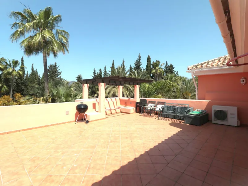 Apartment - Top Floor Apartment в продаже в Estepona, Málaga. В доме 2 спален и 2 ванных комнат. Площадь дома 110 м²