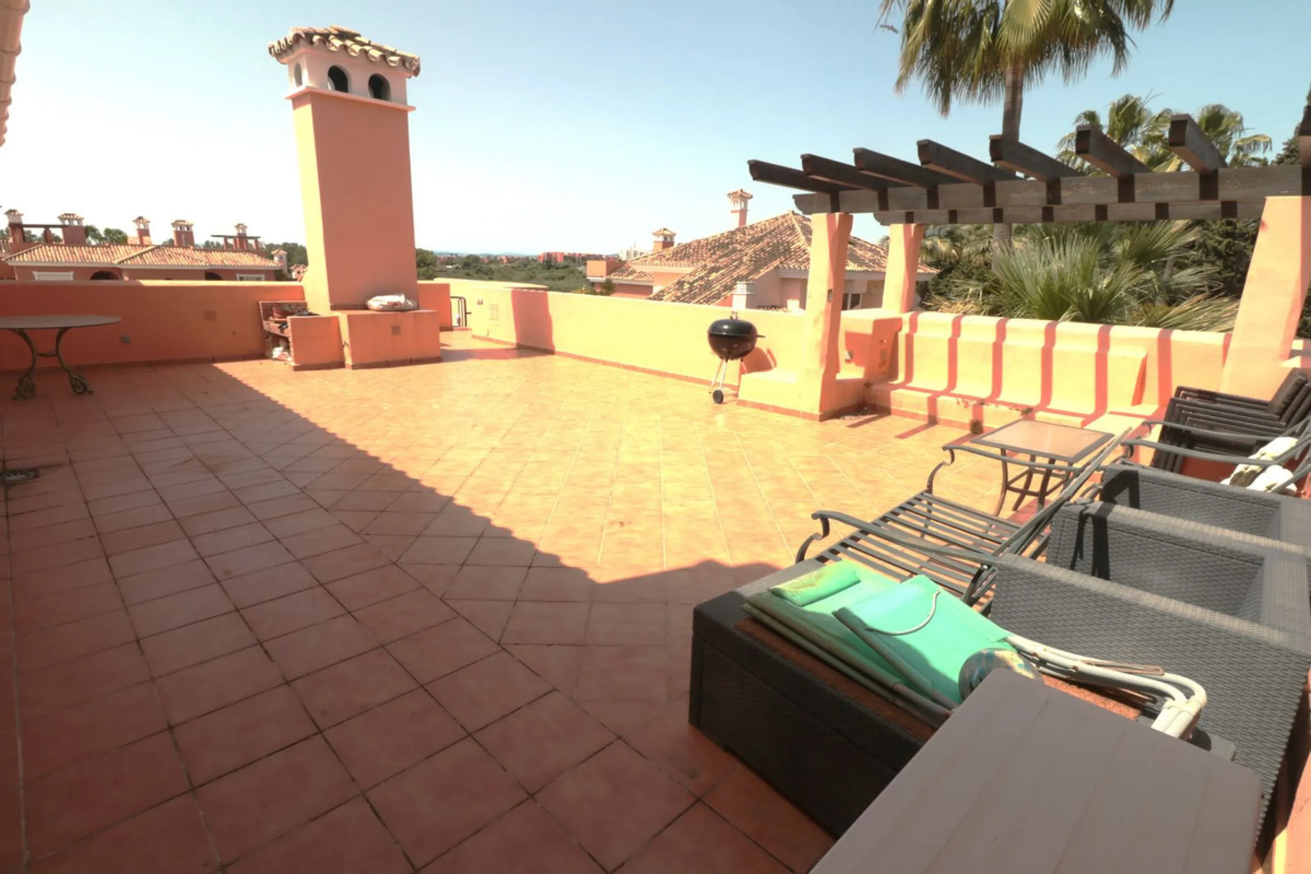 Apartment - Top Floor Apartment в продаже в Estepona, Málaga. В доме 2 спален и 2 ванных комнат. Площадь дома 110 м²