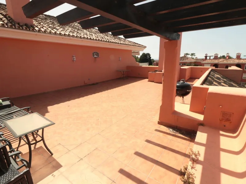 Apartment - Top Floor Apartment в продаже в Estepona, Málaga. В доме 2 спален и 2 ванных комнат. Площадь дома 110 м²