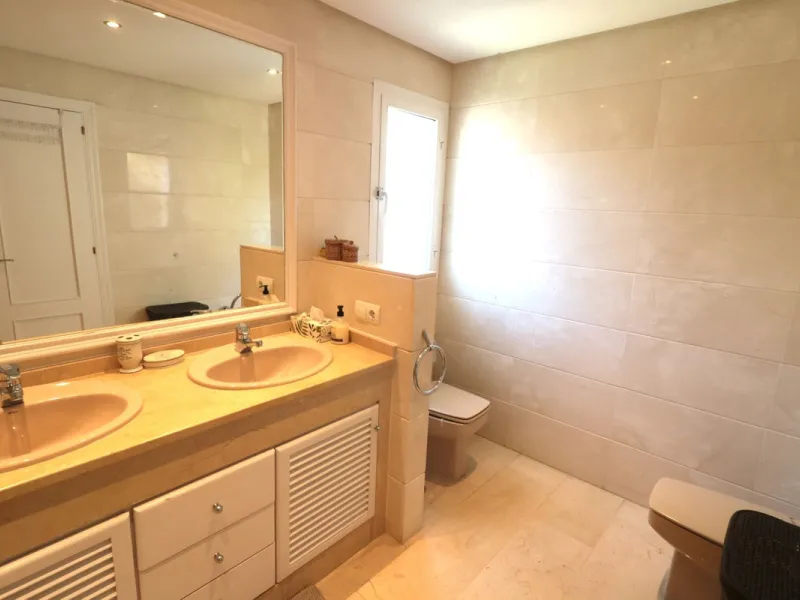 Apartment - Top Floor Apartment в продаже в Estepona, Málaga. В доме 2 спален и 2 ванных комнат. Площадь дома 110 м²